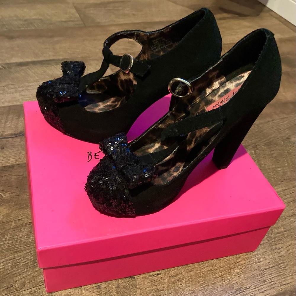 Betsey Johnson Poppie Black Sued Heals size 8.5